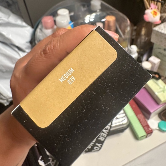 KVD Beauty Good Apple Non-Comedogenic Full-Coverage
Serum Foundation - Picture 4 of 5